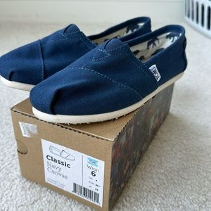 Brand new women’s size 6 navy blue TOMS